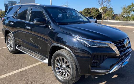 TOYOTA HILUX SW4 2.8 D-4D TURBO DIESEL SRX 4X4 AUTOMÁTICO